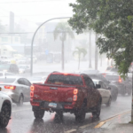 ¡Paraguas en mano! Fuertes aguaceros, tormentas eléctricas y ráfagas de viento