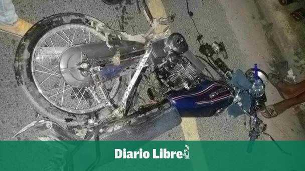 Dos haitianos mueren al chocar motocicleta con autobús de la FARD