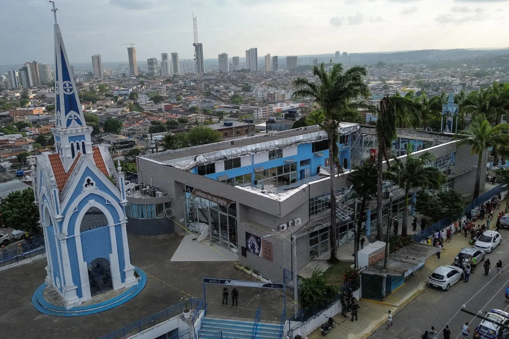 Al menos dos muertos y 22 heridos al derrumbarse el techo de un santuario en Brasil