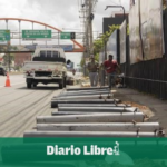 Colocan bolardos en solar de la avenida 27 de Febrero