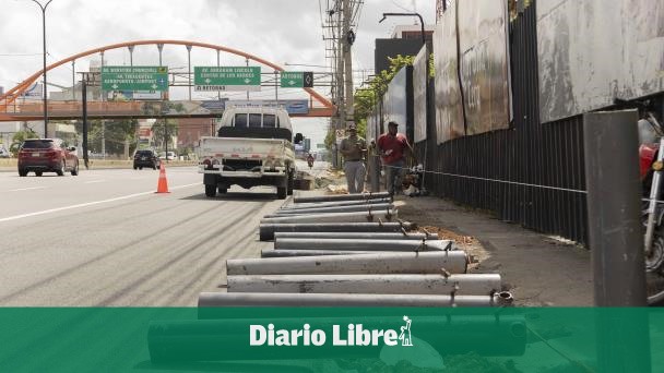 Colocan bolardos en solar de la avenida 27 de Febrero