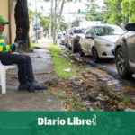 Poco espacio para caminar por la acera de la calle Galván