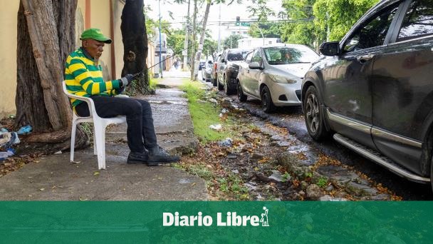 Poco espacio para caminar por la acera de la calle Galván