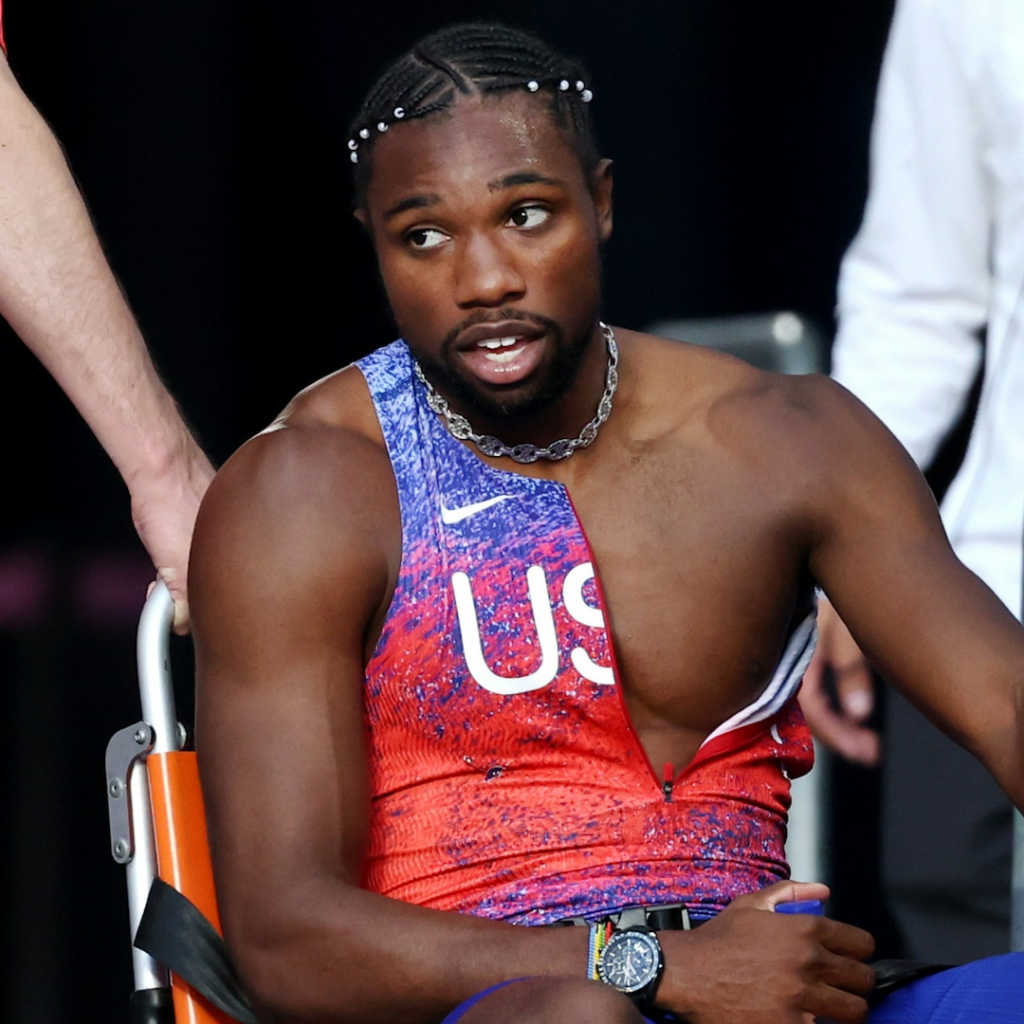 Noah Lyles abandona la carrera en silla de ruedas tras ganar el bronce por COVID