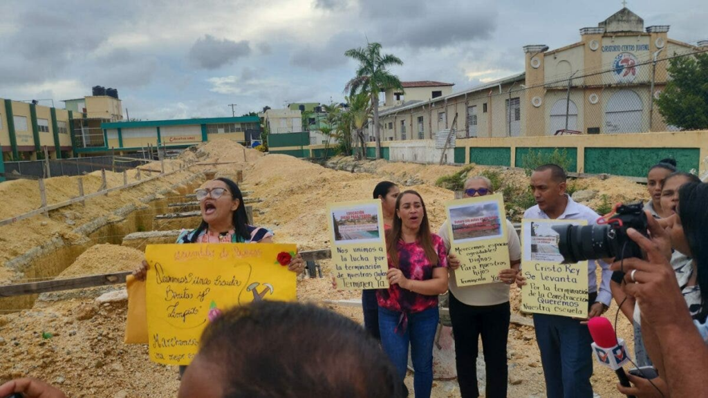 Padres protestan pacíficamente en demanda de terminar construcción de aulas