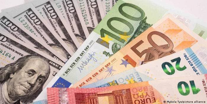 El euro cae tras descender la inflación en Estados Unidos