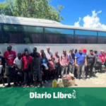 Apresan 23 haitianos que llevaban en un autobús en la frontera