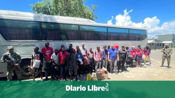 Apresan 23 haitianos que llevaban en un autobús en la frontera