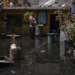 Residentes de un barrio en México viven entre aguas negras