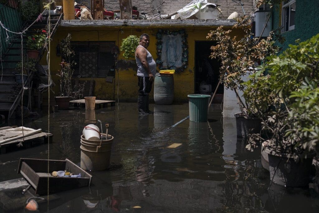 Residentes de un barrio en México viven entre aguas negras