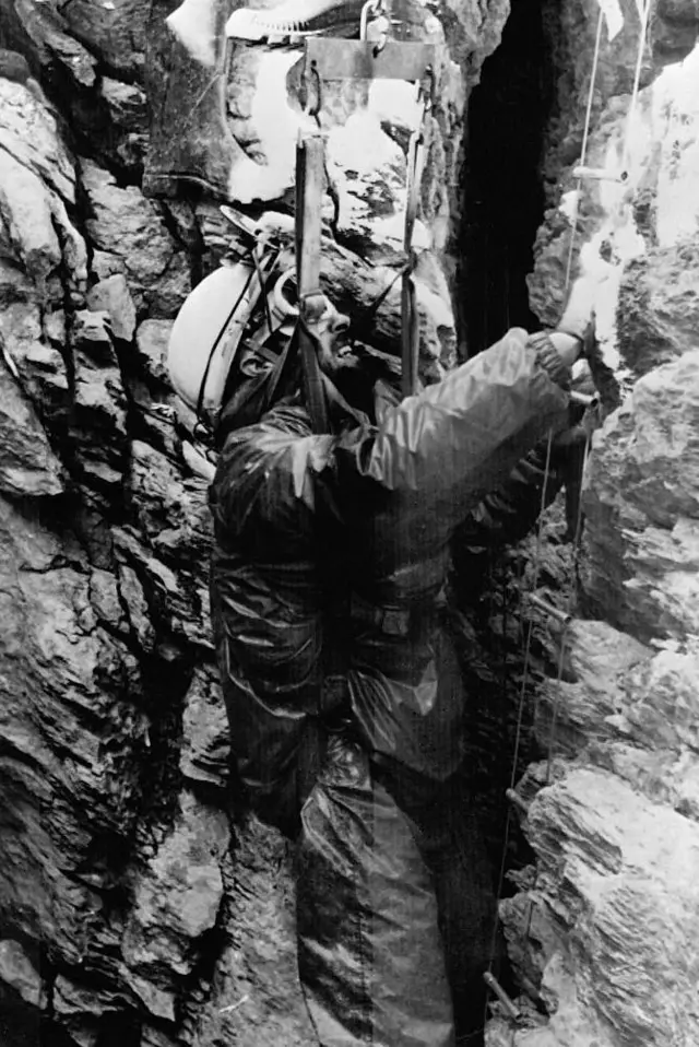 El científico que decidió vivir en una cueva «en la oscuridad, sin saber la hora» y lo que mostró sobre nuestra relación con el tiempo