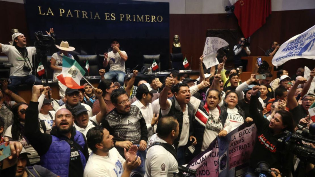 Manifestantes irrumpen en el Senado de México en protesta contra la reforma judicial