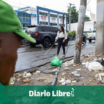 Obstáculos en calle Charles Sumner afecta a peatones