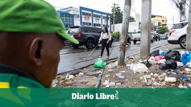 Obstáculos en calle Charles Sumner afecta a peatones