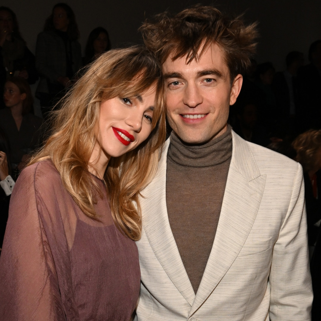 Robert Pattinson cree que Suki Waterhouse se ha "vuelto loca" en una llamada de broma