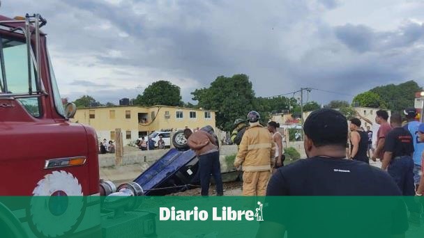 Accidente: hombre muere tras caer vehículo en canal; hija desaparece