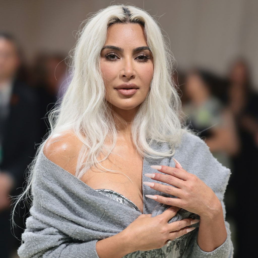 Kim Kardashian está irreconocible con un disfraz de caimán albino para Halloween