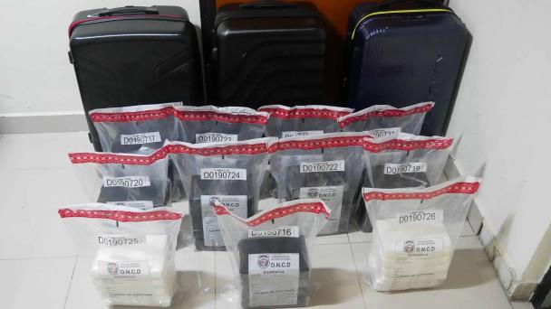 Apresan dos hombres en aeropuerto con 54 paquetes de cocaína