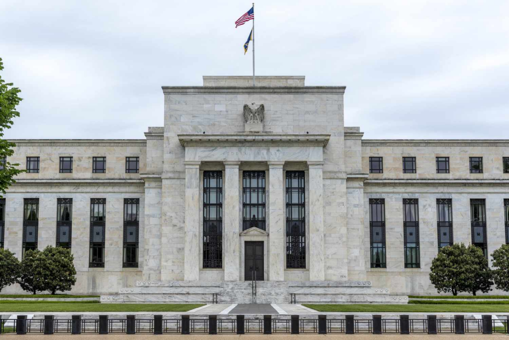 Fed baja los tipos interés entre 4,5 % al 4,75 %