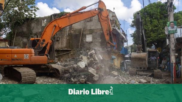 La CAASD demuele edificio en la cañada Las 30 y evita desgracia