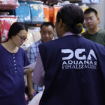 Aduanas fiscaliza comercios chinos en Santo Domingo y Santiago