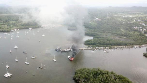 Incendio en embarcación en la Bahía de Luperón