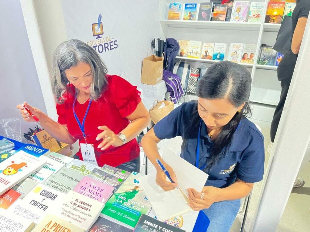 Vendedores reportan bajas ventas en la Feria del Libro pese a la masiva asistencia