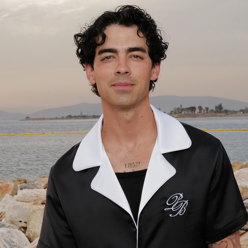 El tatuaje en la parte superior del muslo de Joe Jonas te hará decir "Aye Aye Captain"