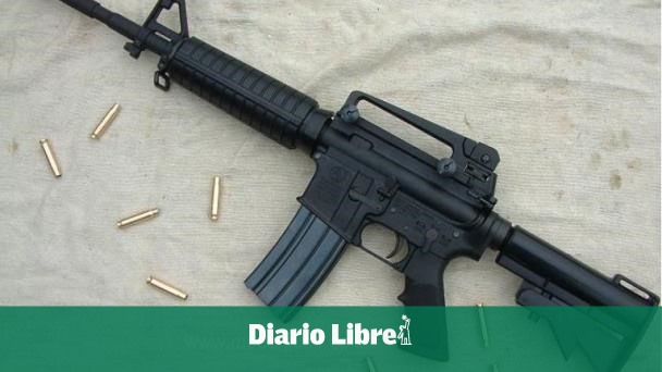 Apresan a dos jóvenes con un fusil en una yipeta en Moca