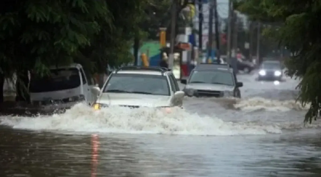 Un muerto, 2 comunidades incomunicadas y 95 viviendas afectadas por vaguada, informa el COE