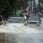 Un muerto, 2 comunidades incomunicadas y 95 viviendas afectadas por vaguada, informa el COE