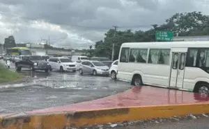 Conductores reportan fuerte tapón en la autopista Duarte