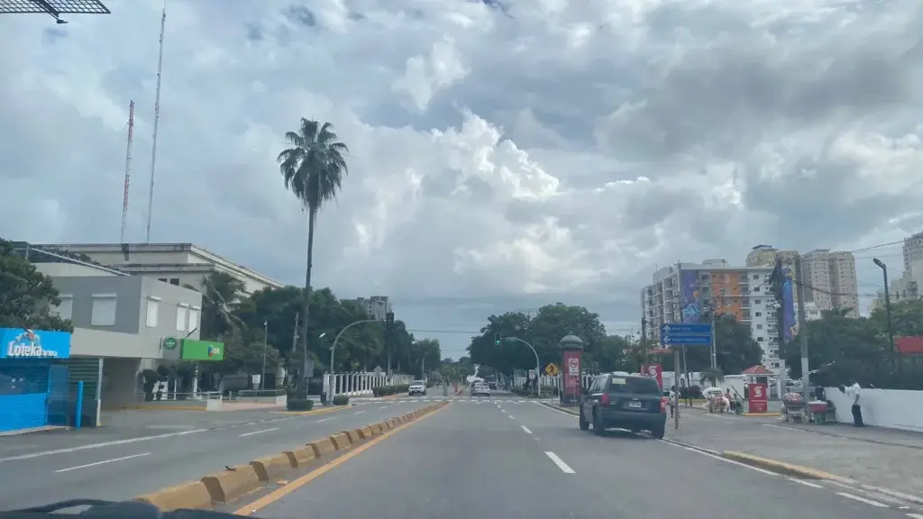 Capitaleños se recogen este 25, calles y avenidas lucen despejadas