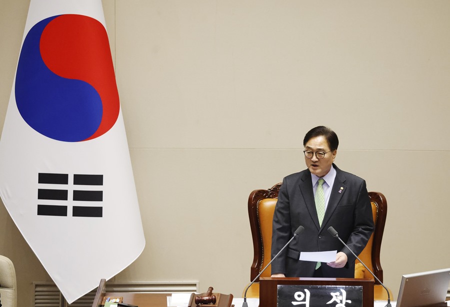 El presidente de Corea del Sur, en la cuerda floja pese a sobrevivir a la moción