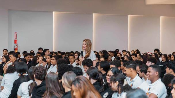 Carolina Mejía conversa con estudiantes sobre responsabilidad ciudadana