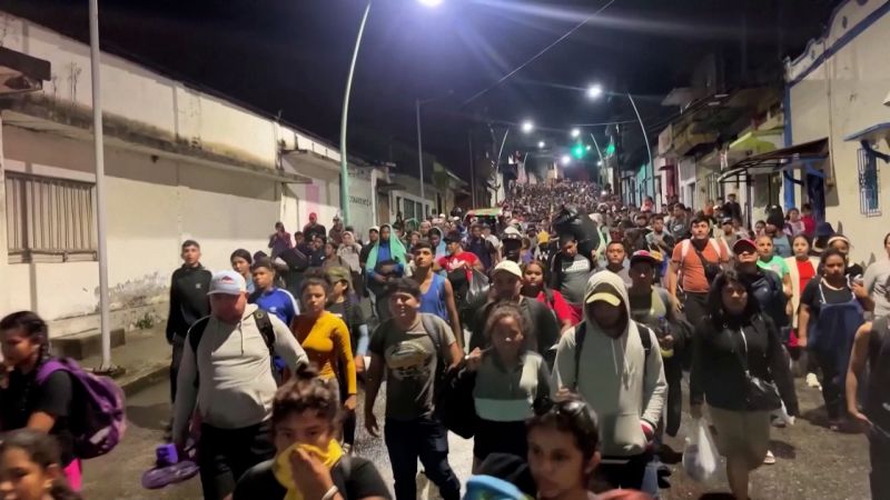 Mas de 1.500 migrantes en Tapachula, Chiapas se dirigen hacia la frontera con EE.UU