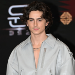 Timothée Chalamet luce casi irreconocible con flequillo rubio