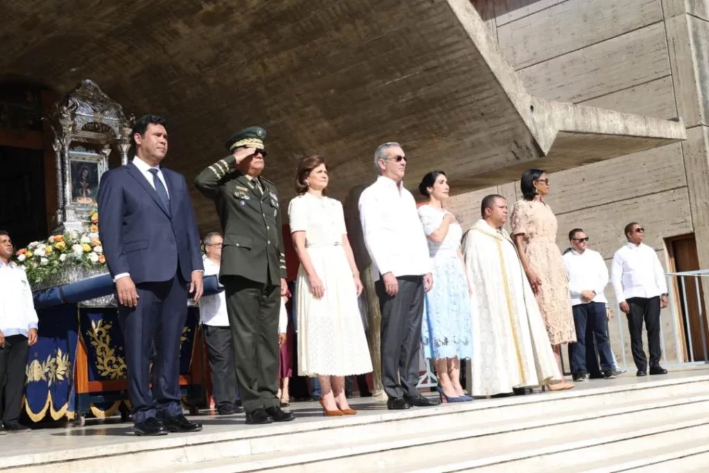 Presidente Abinader asiste a misa en honor a la Virgen de la Altagracia