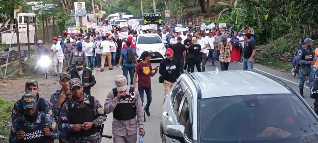 Campesinos de Cotuí marchan a la Barrick en reclamo asentamiento justo