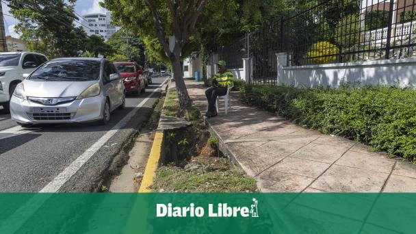 Hueco en acera de calle César Nicolás Penson es un peligro