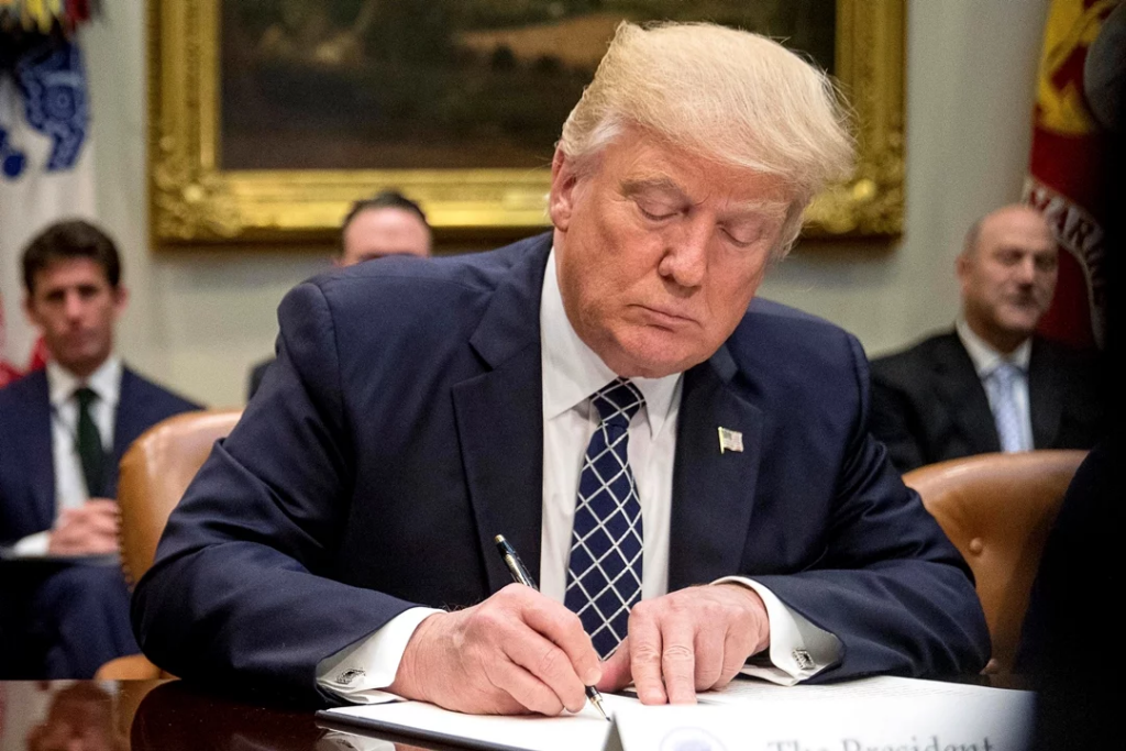 Trump firma orden ejecutiva para convertir a EE.UU. en la “capital de las criptomonedas»