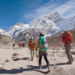 Si quieres ascender el Everest, paga 15.000 dólares: Nepal ha decidido ponerse seria ante la turistificación del Himalaya