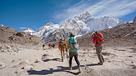 Si quieres ascender el Everest, paga 15.000 dólares: Nepal ha decidido ponerse seria ante la turistificación del Himalaya