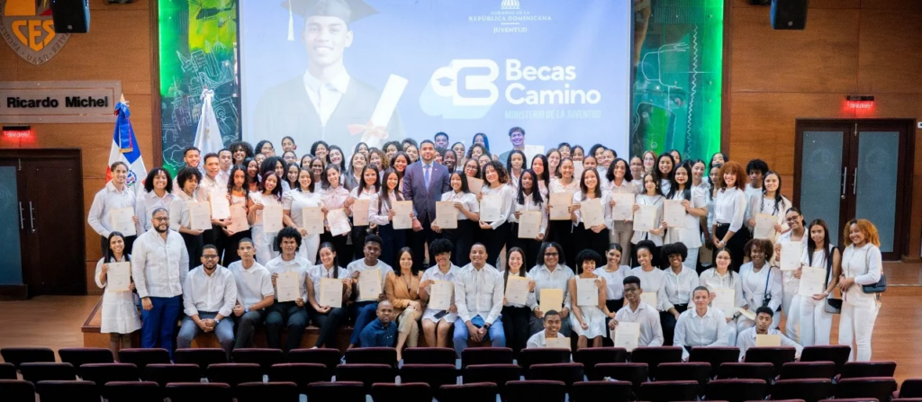 Ministerio de la Juventud beneficia a 150 estudiantes con el programa de “Becas Camino”