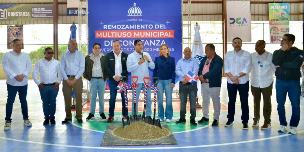 El ministro Kelvin Cruz da inicio a remodelación del multiuso de Constanza