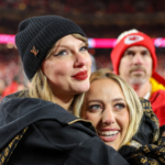 Taylor Swift y Brittany Mahomes se reúnen en el campo tras la victoria de los Chiefs