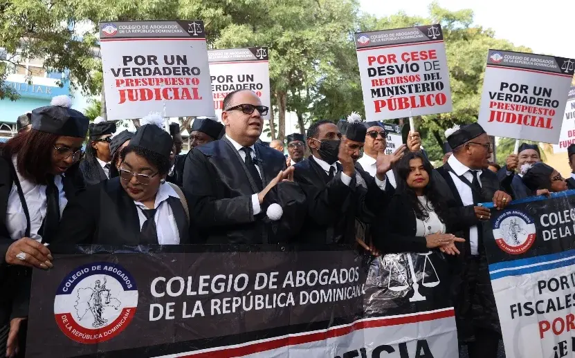 Abogados protestan en apoyo a jueces y fiscales