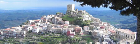 Los habitantes de un pueblo de Calabria tienen prohibido por decreto ponerse enfermos. Y tiene todo el sentido