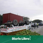 Camión cargado de guineos se vuelca en autopista Duarte