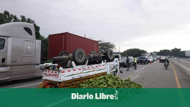 Camión cargado de guineos se vuelca en autopista Duarte